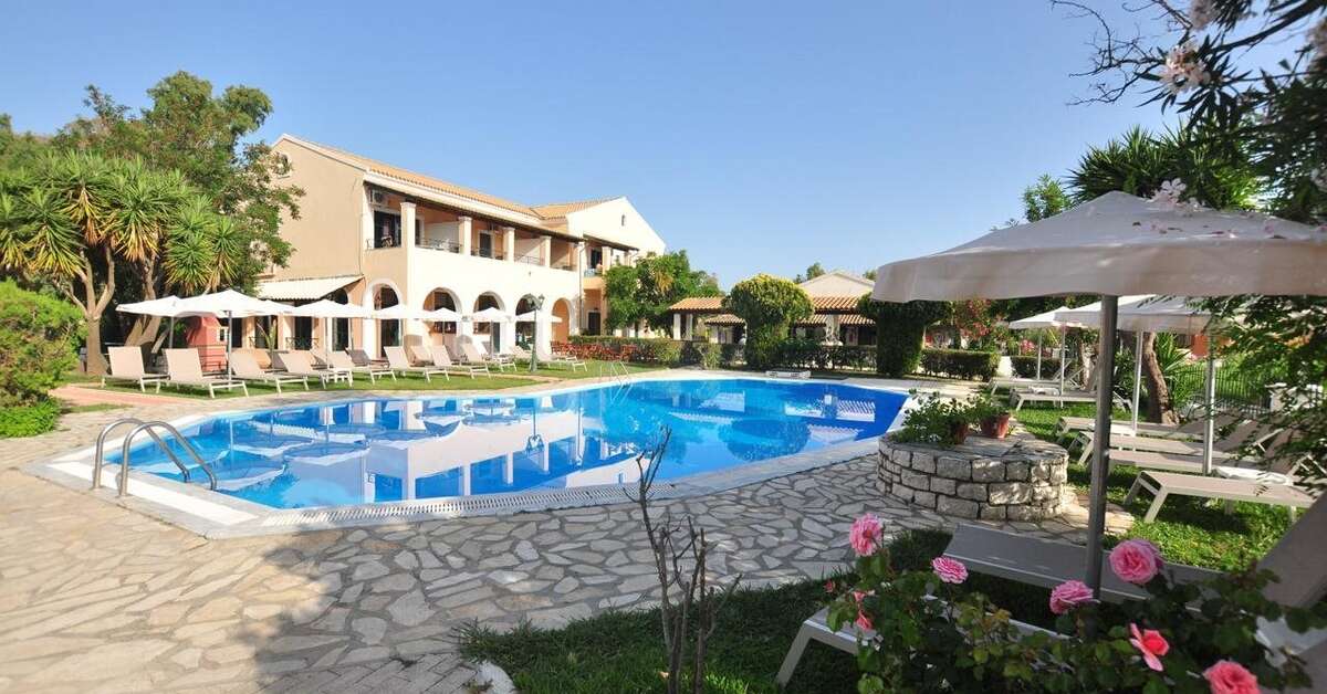 Ein Foto vom Pool im Acharavi Garden