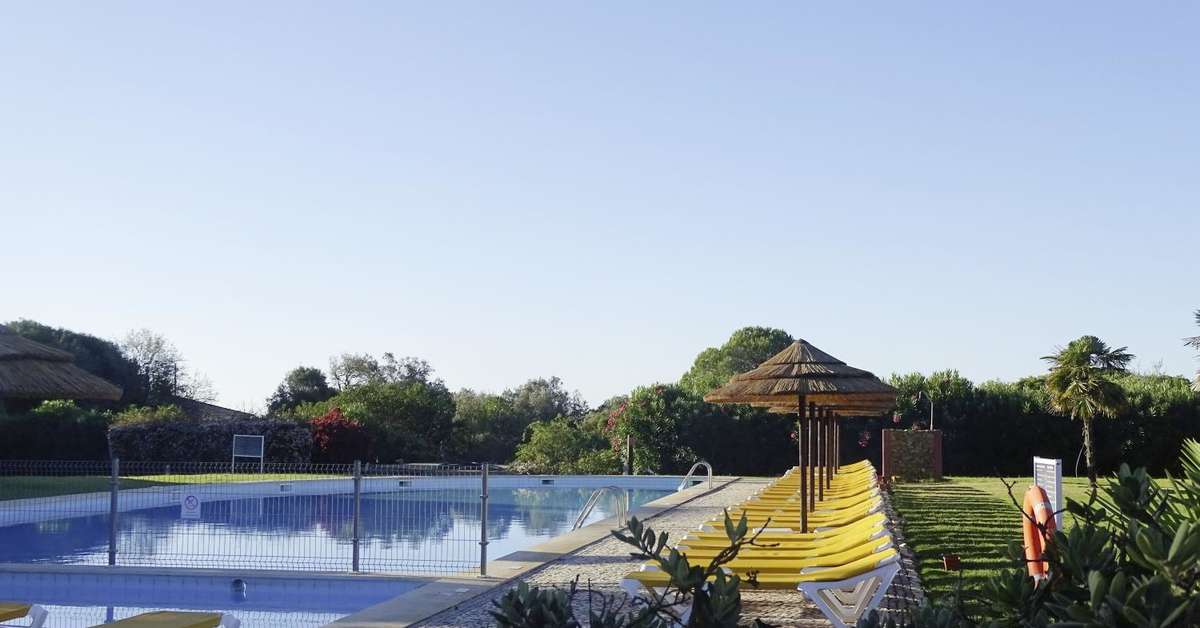 Een foto van het zwembad bij Luzmar Villas