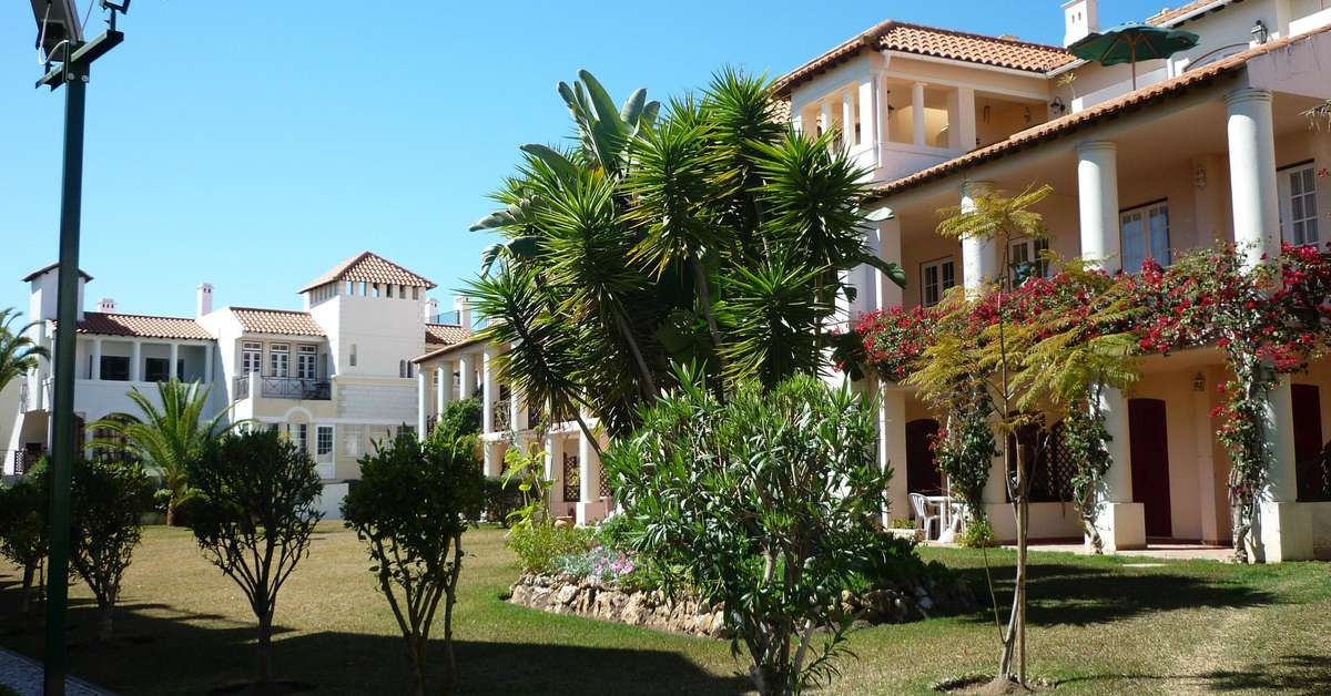 Ein Foto von der Außenansicht des Old Village Apartments