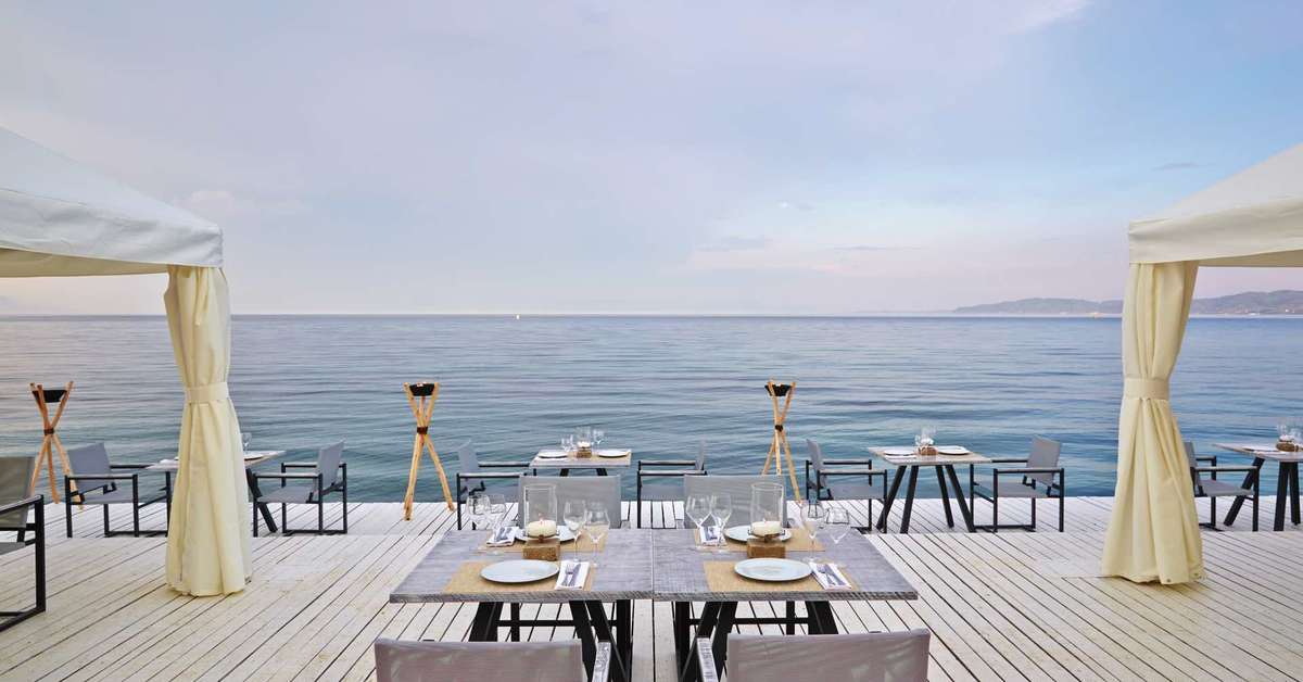 Een foto van het terras bij Marbella Mar-Bella Collection
