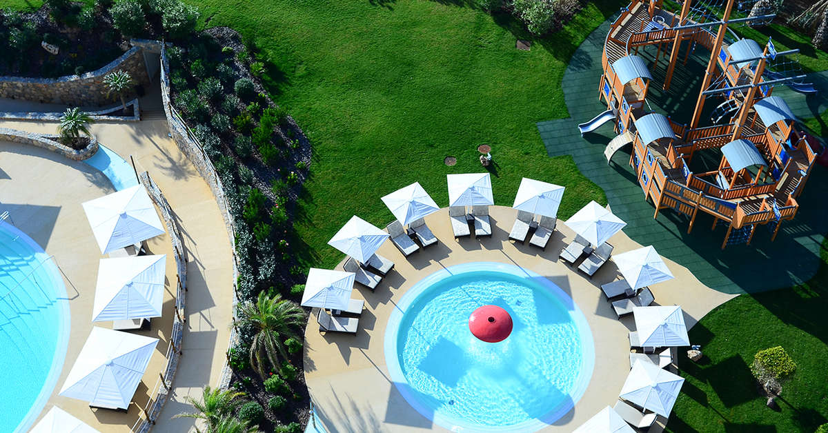 Een foto van het zwembad bij Crowne Plaza Vilamoura