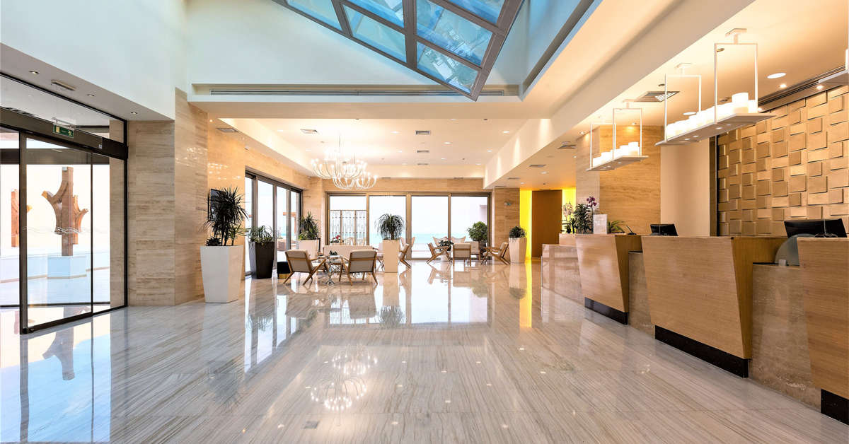 Een foto van het interieur van The Royal Blue Resort & Spa