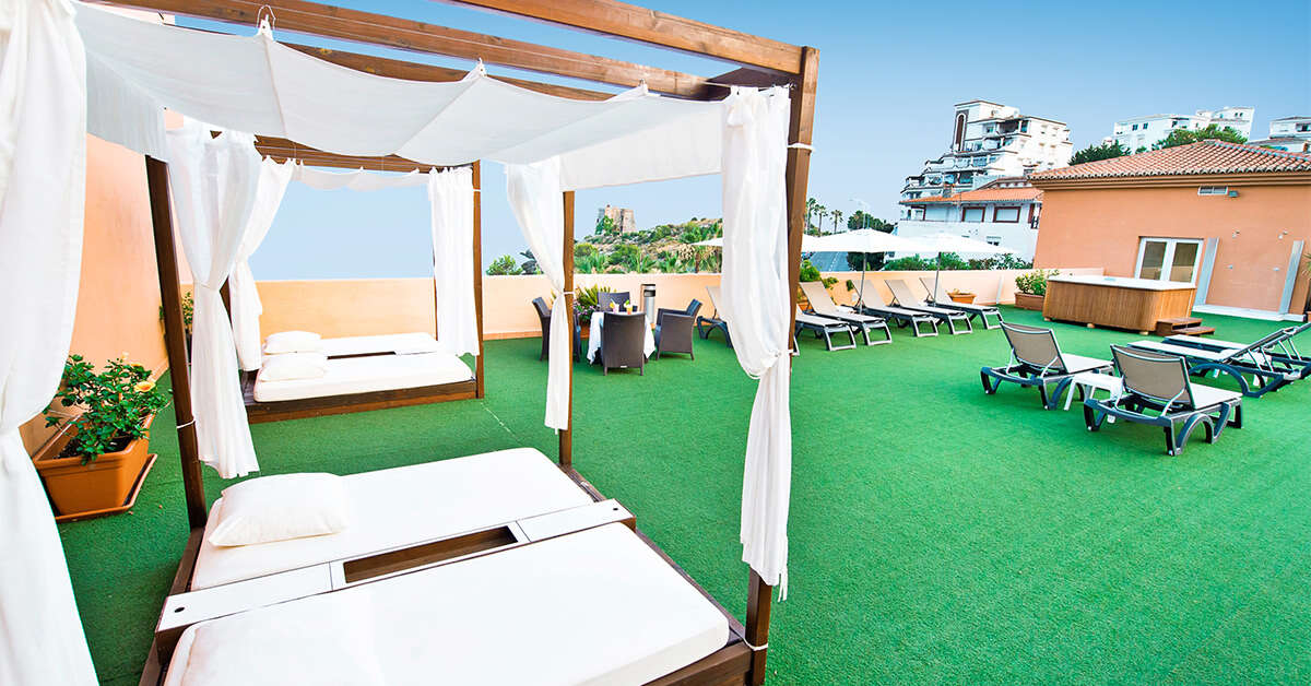 Een foto van het terras bij Hotel Bahia Tropical