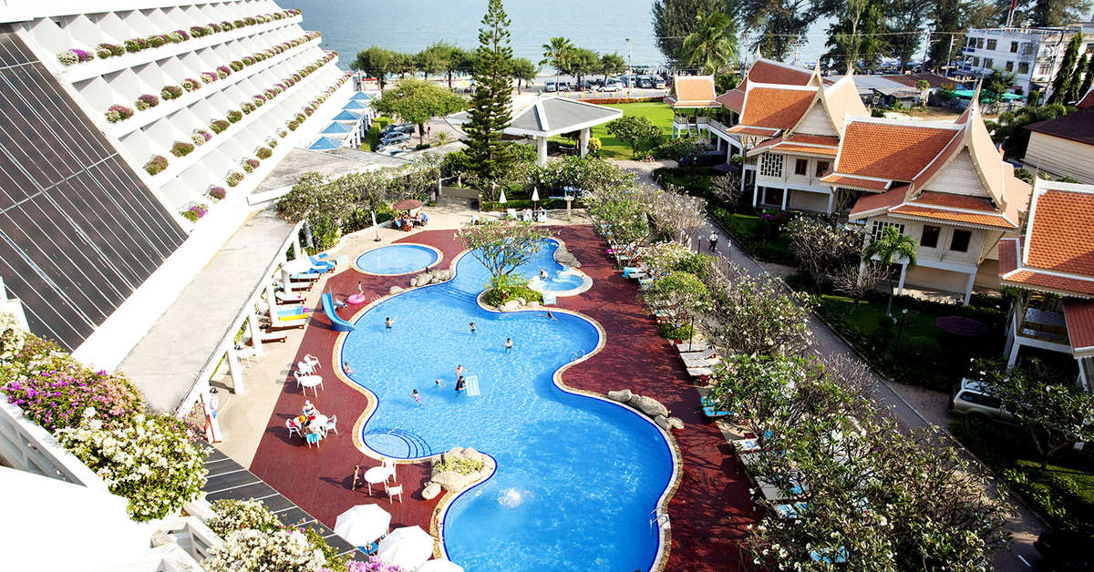 Een foto van het zwembad bij The Cha-Am Methavalai Hotel