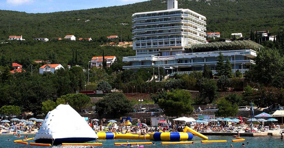 Een foto van de buitenkant van Hotel Omorika