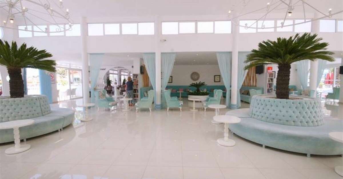 Een foto van het interieur van Karbel Hotel