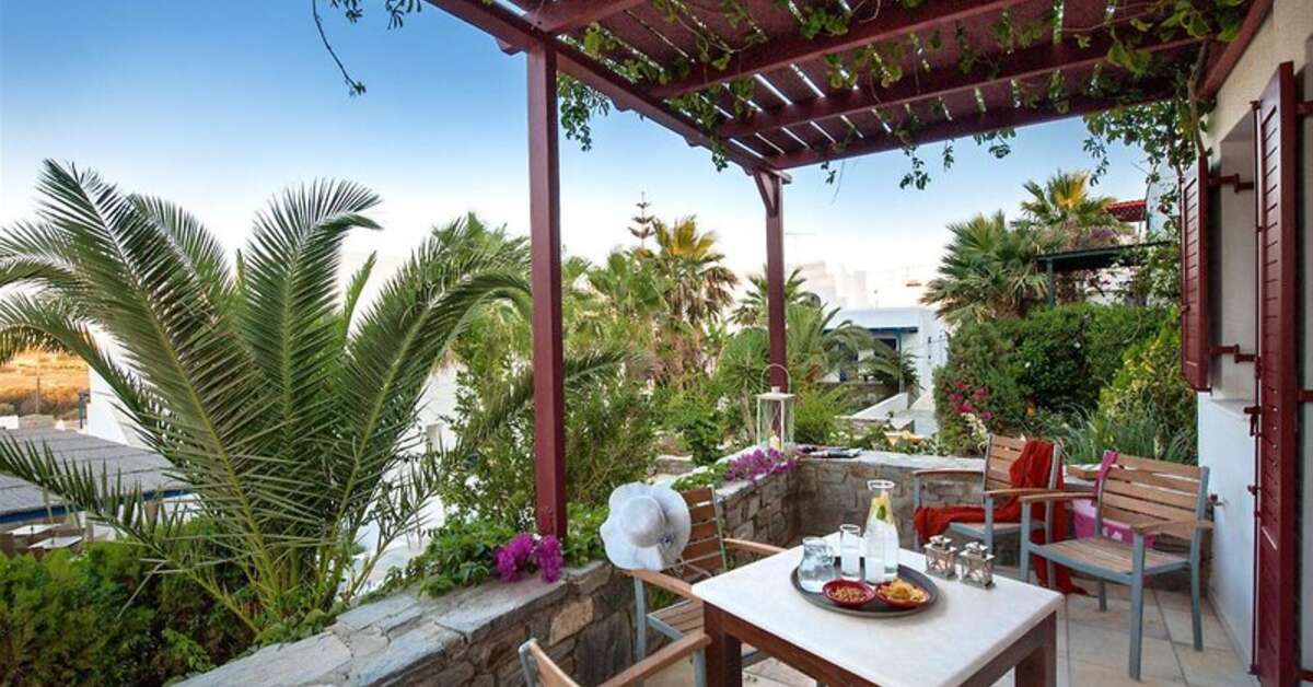 Een foto van het terras bij Mr & Mrs White Paros