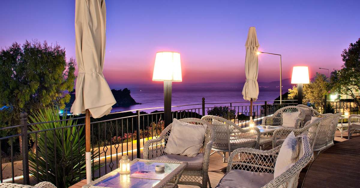 Een foto van het terras bij Hotel Carina