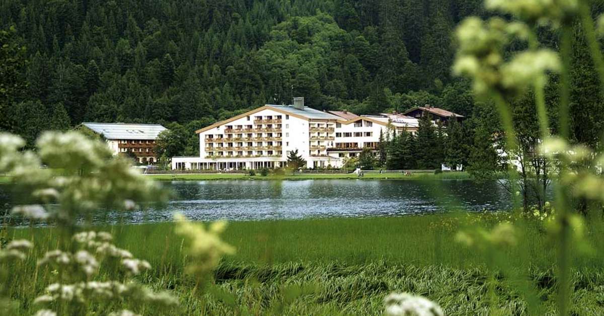 Ein Foto von der Außenansicht des Arabella Alpenhotel am Spitzingsee