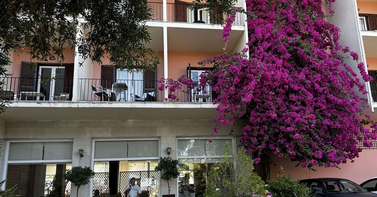 Een foto van de buitenkant van Dassia Beach Hotel