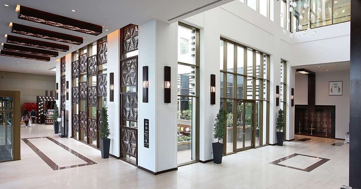 Een foto van het interieur van Metropolitan Hotel Dubai