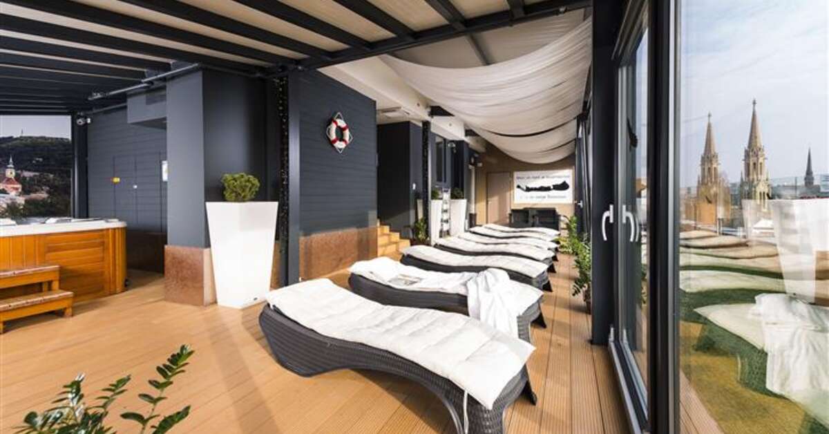 Een foto van het terras bij Bo33 Hotel Family & Suites