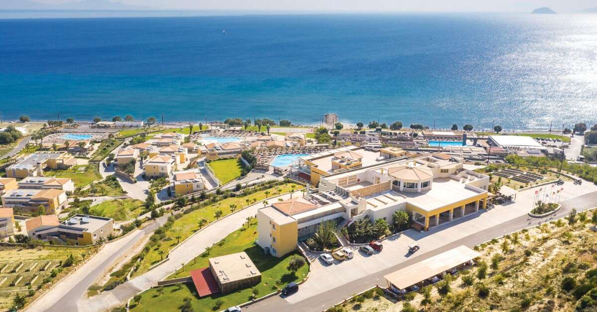 Een foto van de buitenkant van Grand Blue Beach Hotel