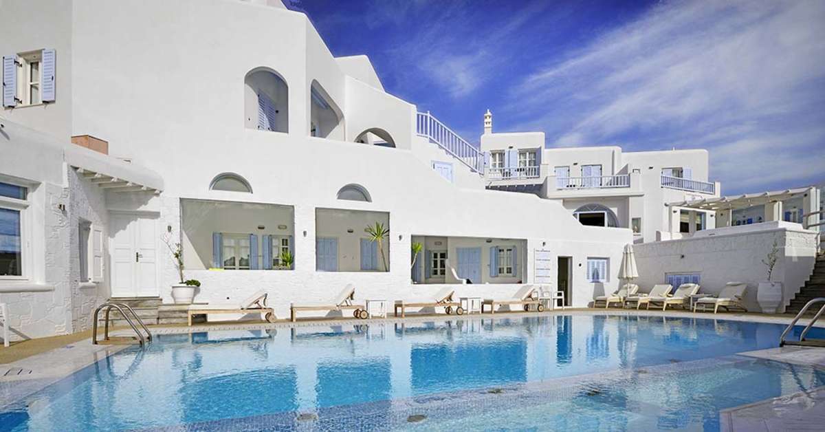 Een foto van de buitenkant van Petinos Beach Hotel