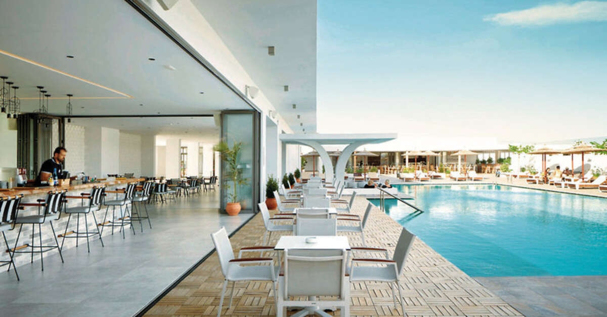 Een foto van het terras bij Pearl Beach Hotel