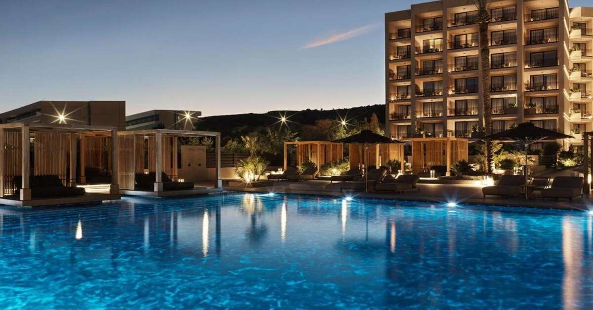 Een foto van het zwembad bij Ammades All Suites Beach Hotel