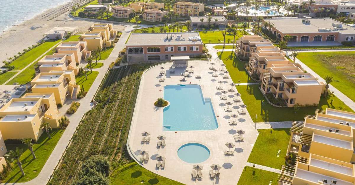 Een foto van het zwembad bij Horizon Beach Resort