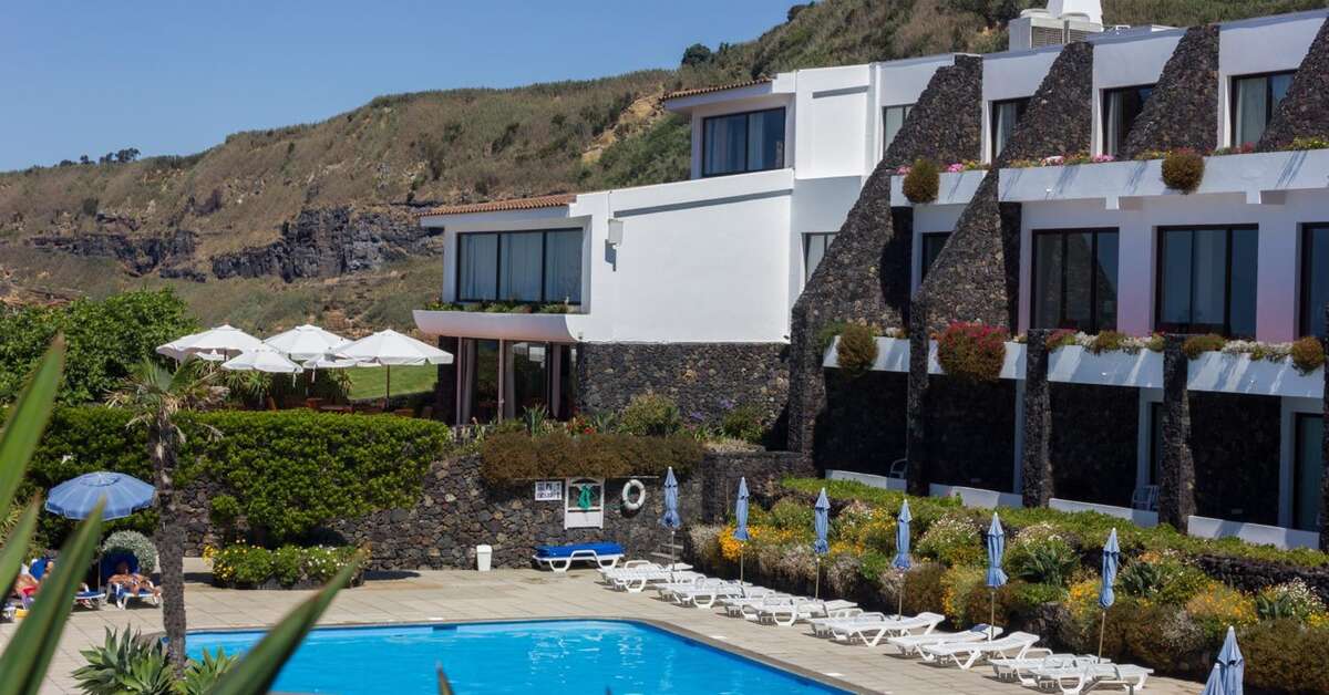 Een foto van het zwembad bij Caloura Hotel Resort