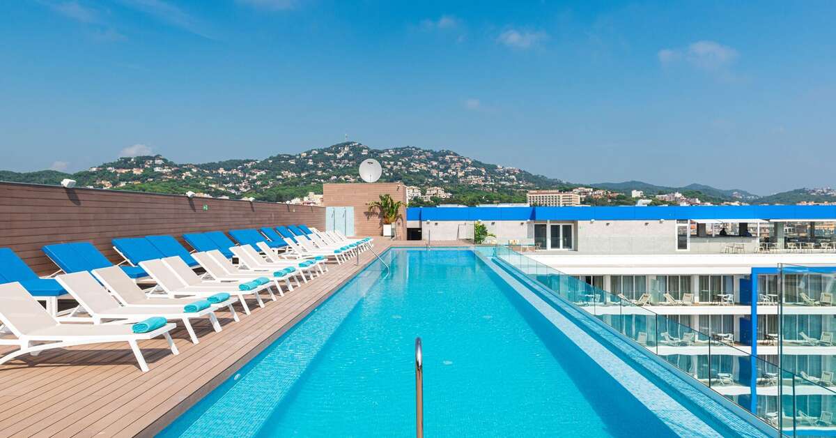 Een foto van een overzicht van L'Azure Hotel