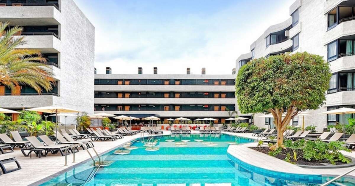 Een foto van het zwembad bij Hovima Suites Costa Adeje