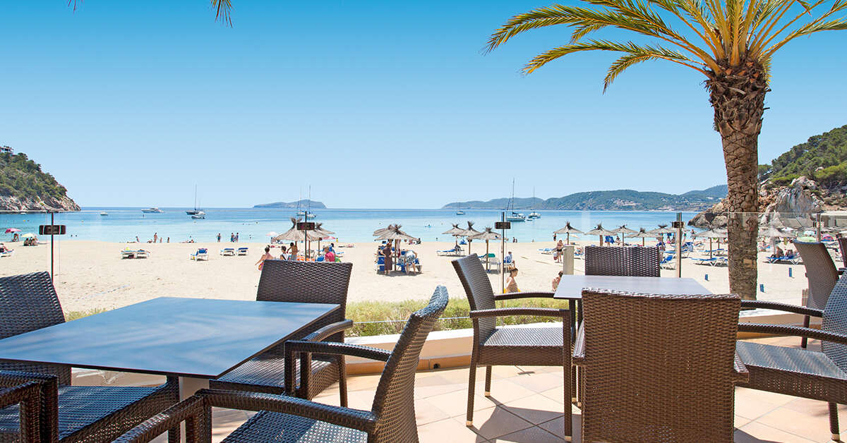 Een foto van het terras bij Grupotel Imperio Playa