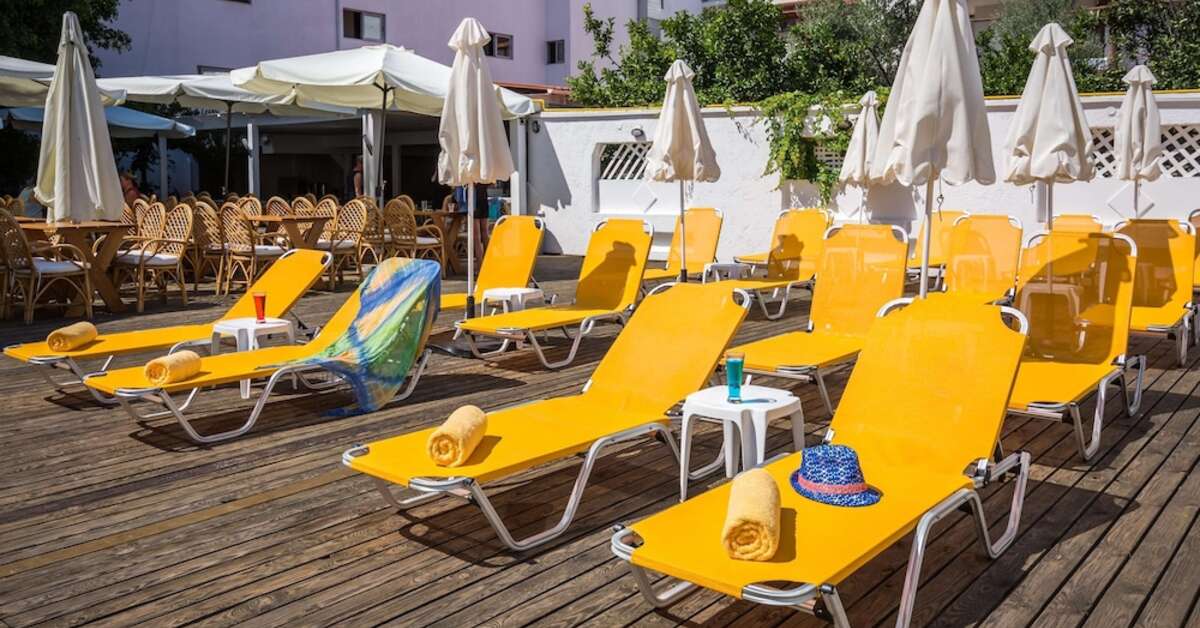 Een foto van het terras bij Sergios Hotel