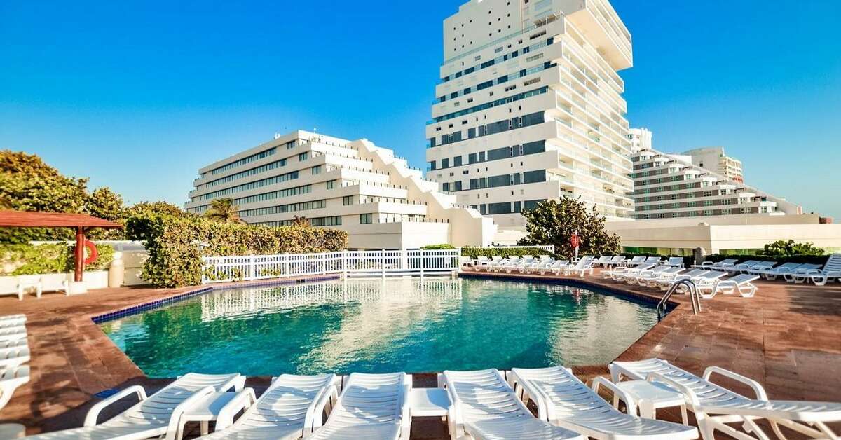 Een foto van het zwembad bij Park Royal Cancun All Inclusive