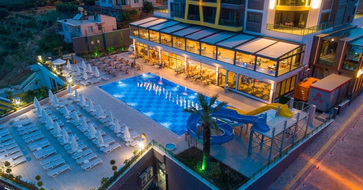 Een foto van het zwembad bij Campus Hill Hotel