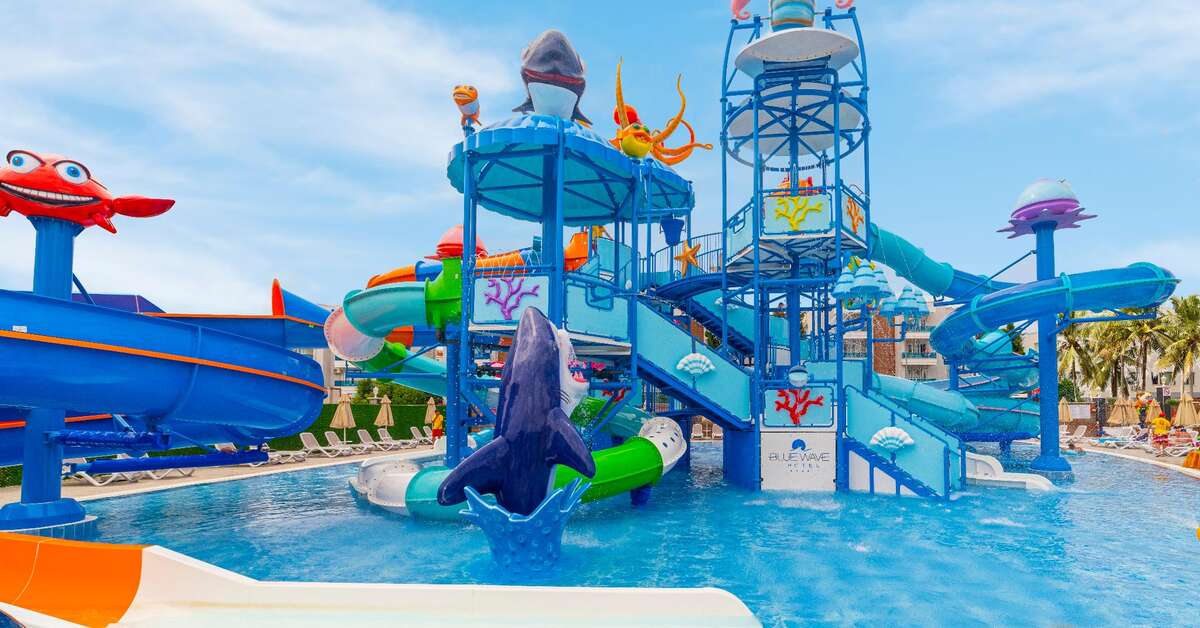 Ein Foto vom Pool im Blue Wave Suite Hotel