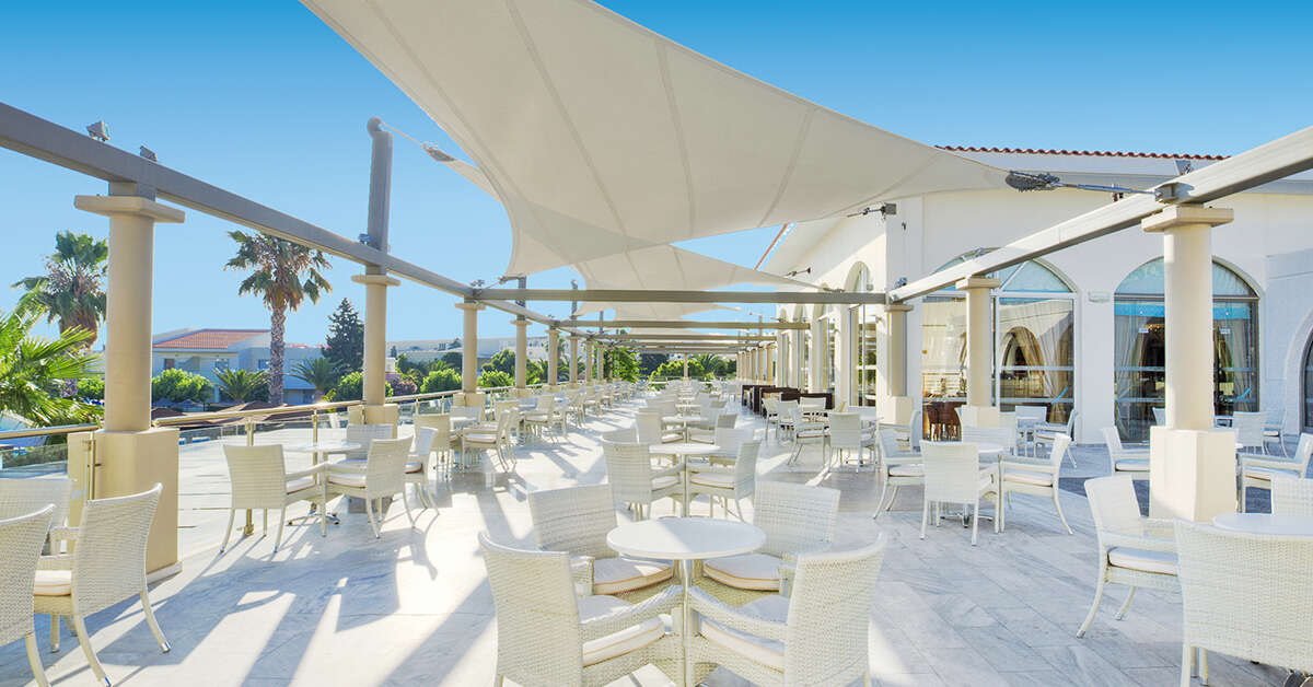 Een foto van het terras bij Kipriotis Village Resort