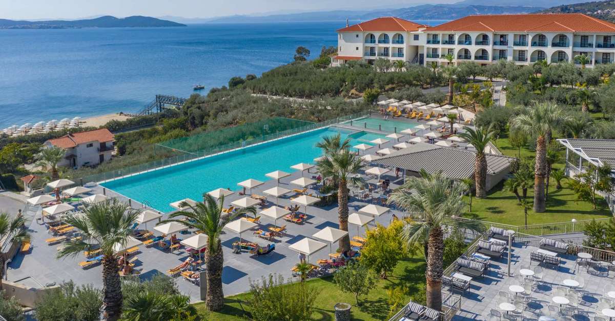 Een foto van het zwembad bij Akrathos Beach Hotel