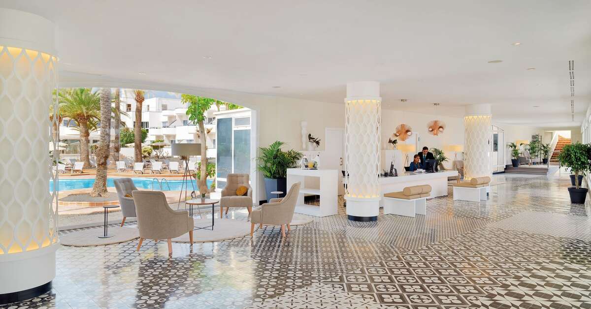 Een foto van het interieur van H10 Ocean Dunas