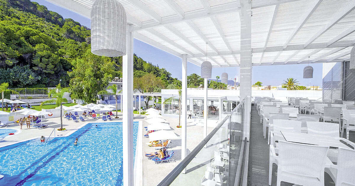 Een foto van het zwembad bij Oceanis Park Hotel