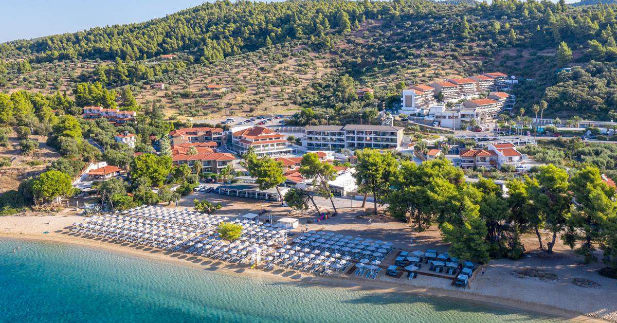Een foto van de buitenkant van Lagomandra Beach Hotel & Suites