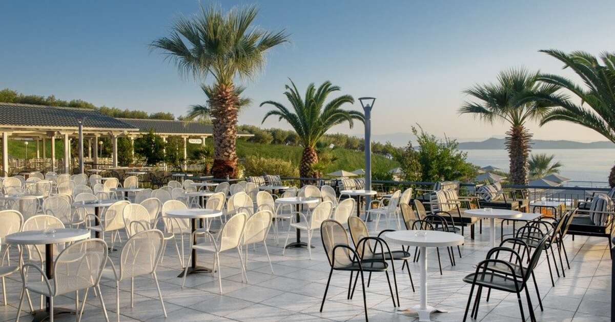 Een foto van het terras bij Akrathos Beach Hotel