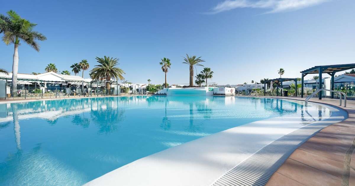 Een foto van het zwembad bij Maspalomas Lago