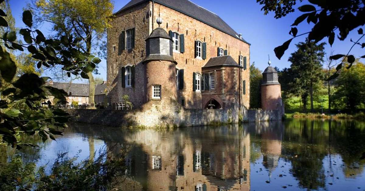 Een foto van de buitenkant van Fletcher Hotel-Restaurant Kasteel Erenstein