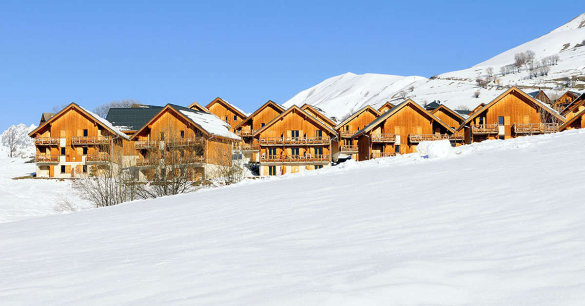 Een foto van de buitenkant van Les Chalets des Ecourt