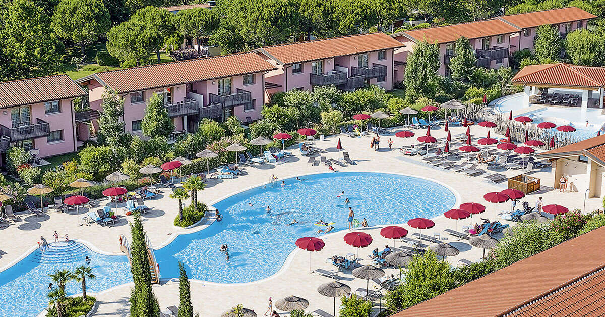 Een foto van het zwembad bij Green Village Resort