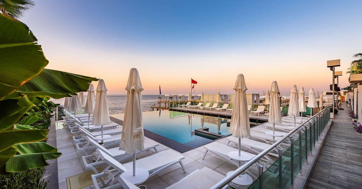 Een foto van het zwembad bij White City Resort