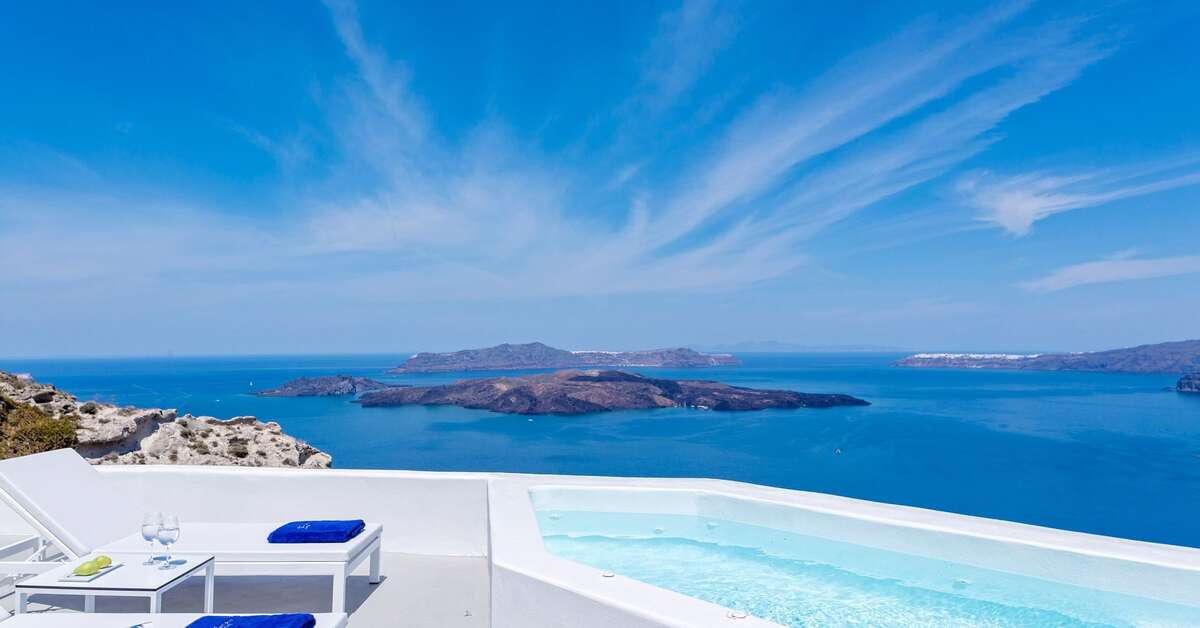 Een foto van het zwembad bij Alti Santorini Suites
