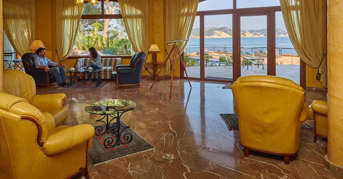 Ein Foto vom Innenbereich im Petit Cala Fornells Hotel