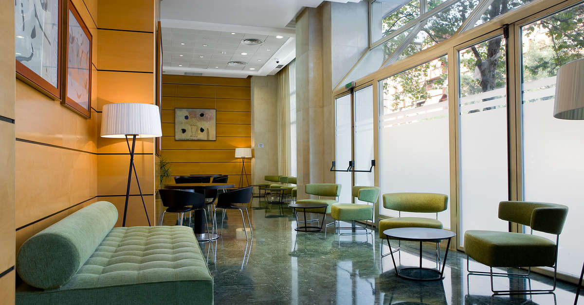 Een foto van het interieur van NH Valencia Center