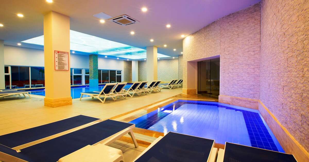 Een foto van het zwembad bij Ramada Resort By Wyndham Side
