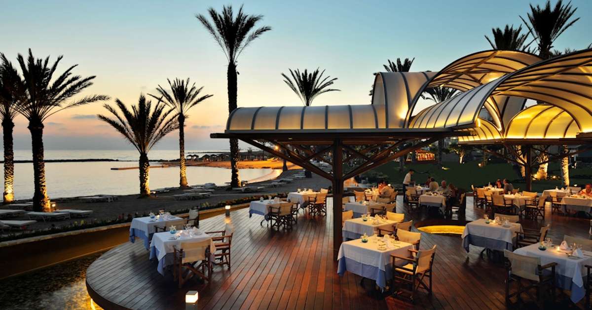 Een foto van het terras bij TUI Blue Pioneer Beach