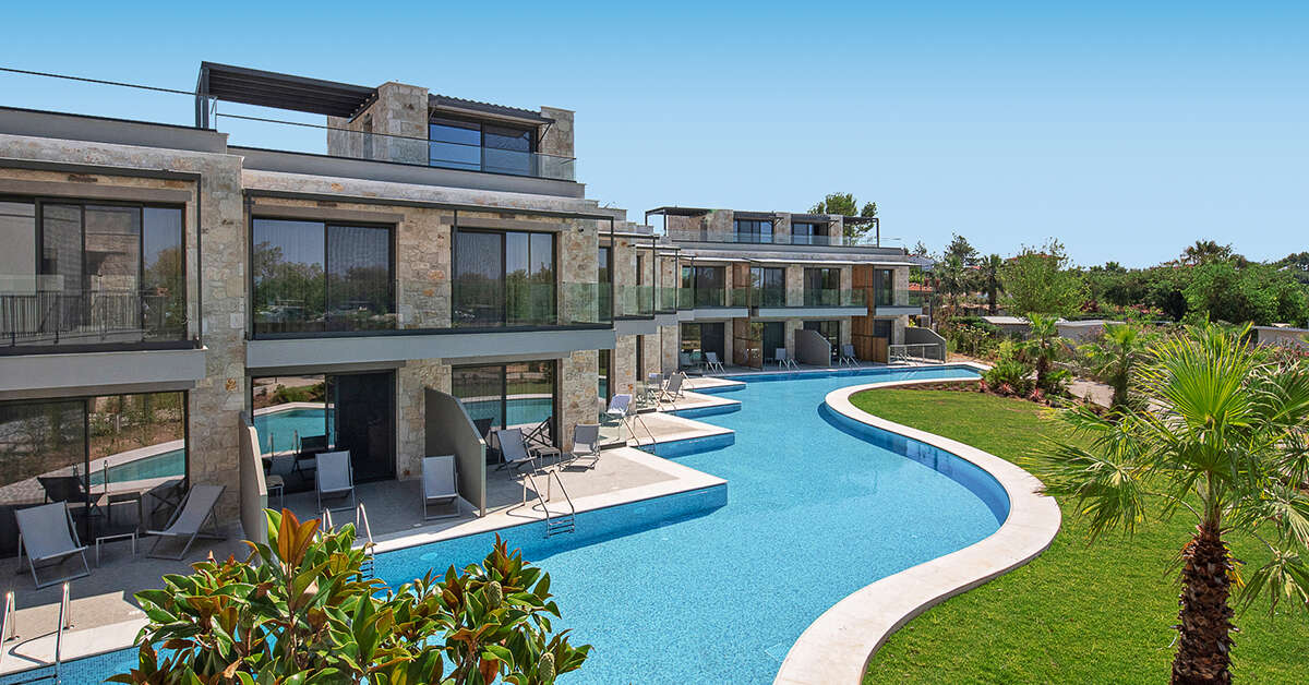 Een foto van het zwembad bij Portes Lithos Luxury Resort
