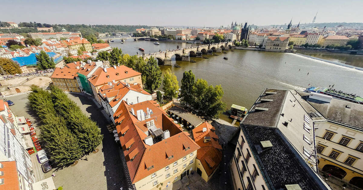 Een foto van Archibald at the Charles Bridge