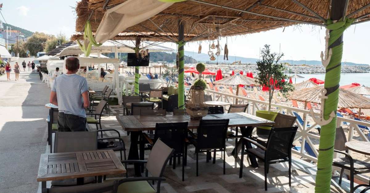 Een foto van het terras bij Hotel Thalassies