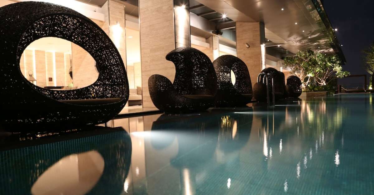 Een foto van het zwembad bij Eastin Grand Hotel Sathorn