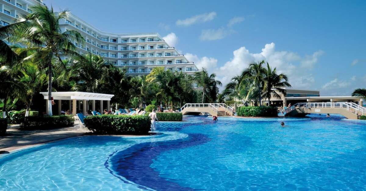 Een foto van het zwembad bij Riu Caribe